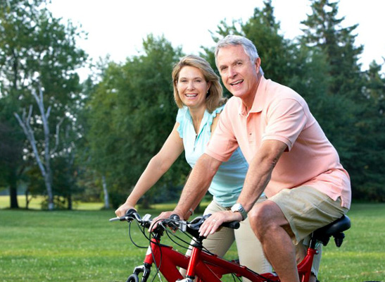 мужчина и женщина на велосипедах