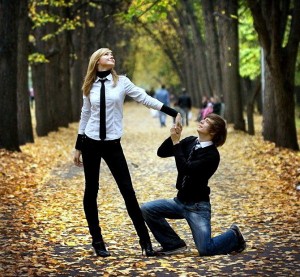 парень и девушка в парке